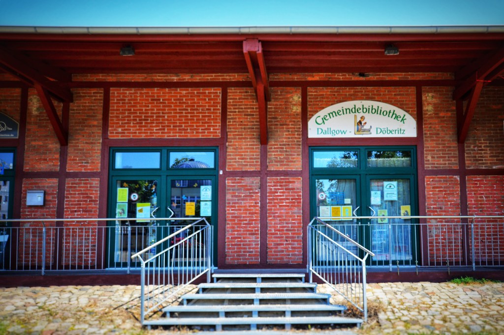 Dallgower Gemeindebibliothek am Bahnhof. Credit: Vivien Tharun